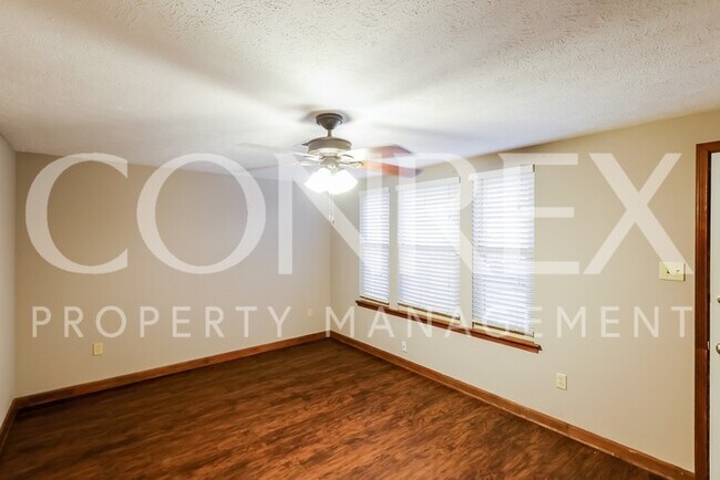 Foto del edificio - Charming 3 Bedroom with Private Backyard!