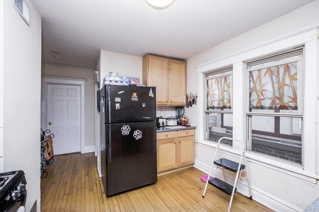 Building Photo - TOP FLOOR 2bed/1bath in Bucktown!  In-Unit Laundry! Central Air! Shared Patio!