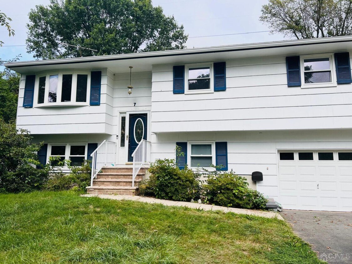 Primary Photo - 7 Heritage Dr