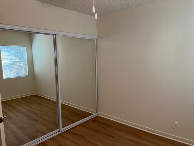 Puertas de armario - 322 Cornell Dr