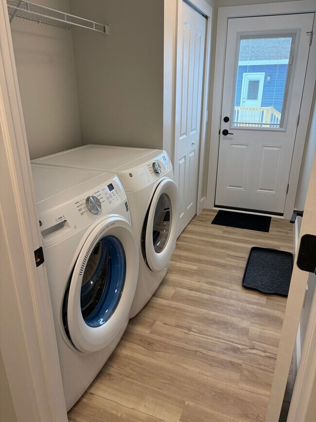 Foto del edificio - NEWLY BUILT CHARMING 3 BEDROOM HOME NEAR TOWN