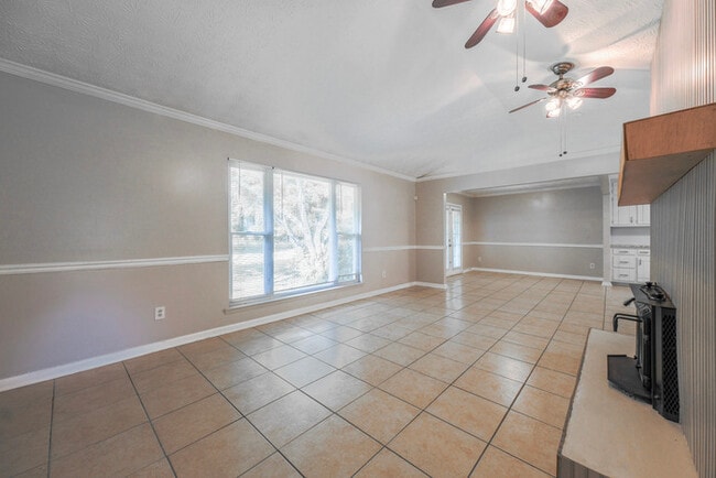 Building Photo - Cozy 3-Bedroom Rental with Fireplace & Mod...