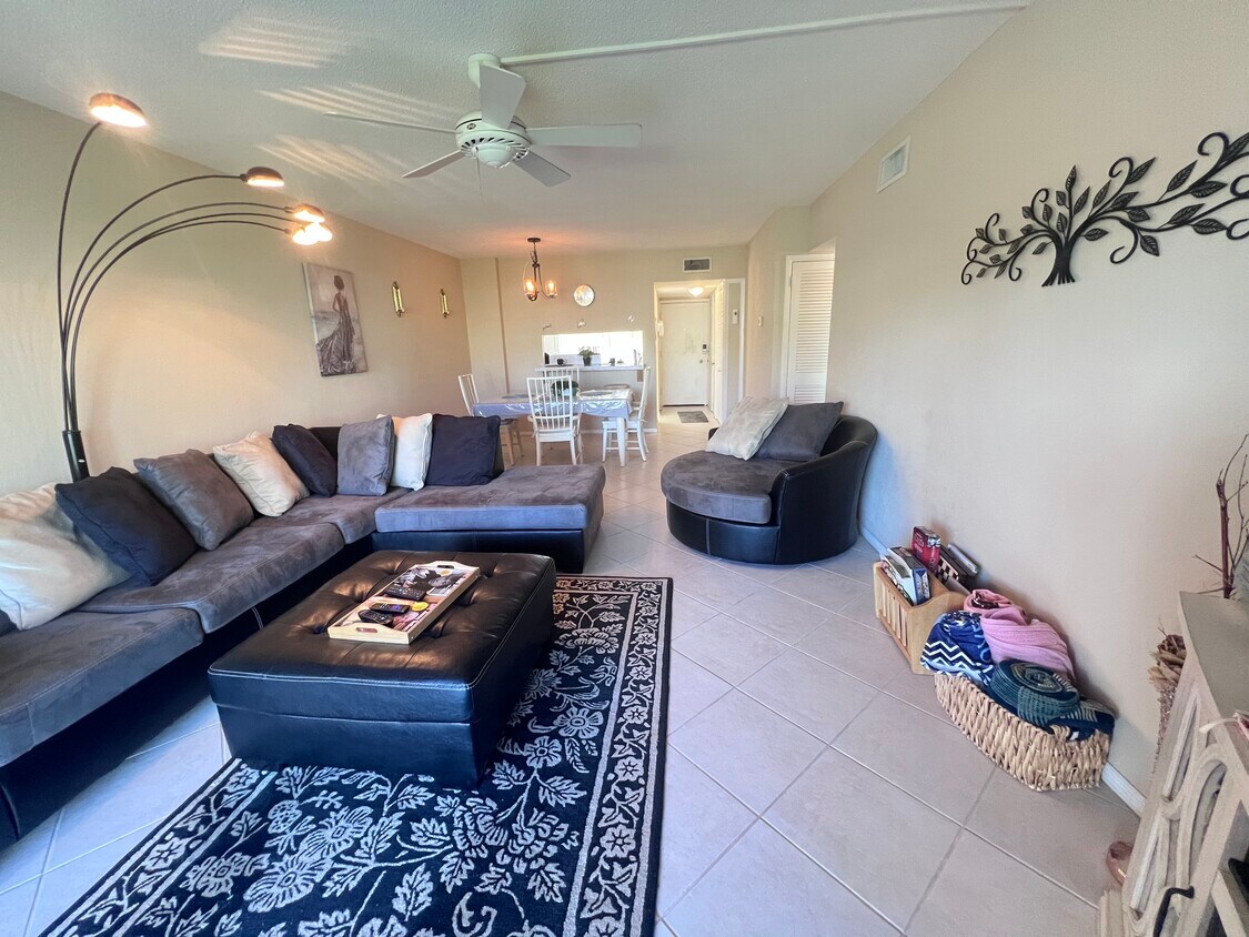 Foto principal - 721 S Beach St