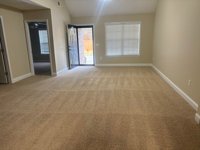 Foto del edificio - 112 Lakeview Commons Dr