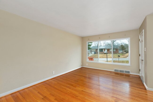 Building Photo - COMING SOON - Cozy & Charming Crestwood Single Family Home!