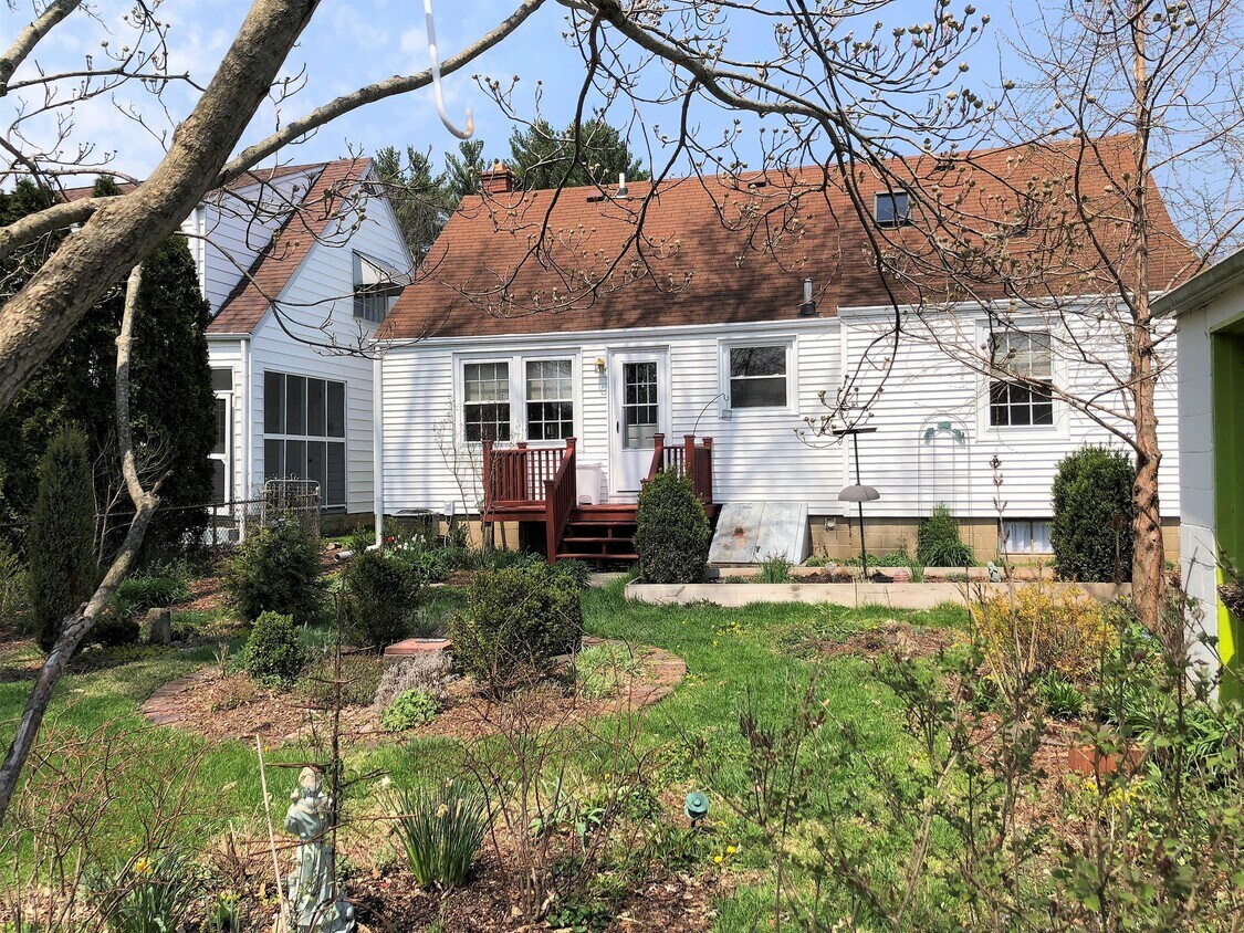 Primary Photo - 105 Sunnyside Dr
