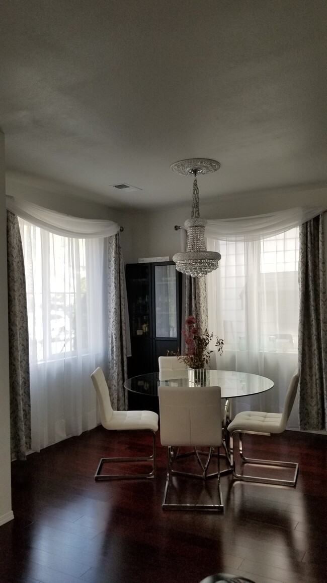 Dining room - 5824 Acclamation St E