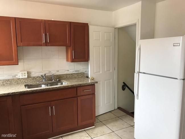 Building Photo - 3 br, 2 bath Townhome - 7539 Berkshire Rd