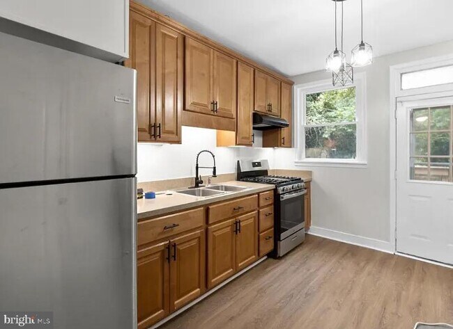 Building Photo - 1137 W Lombard St