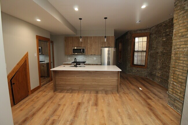 Foto del edificio - 1717 N Winchester Ave