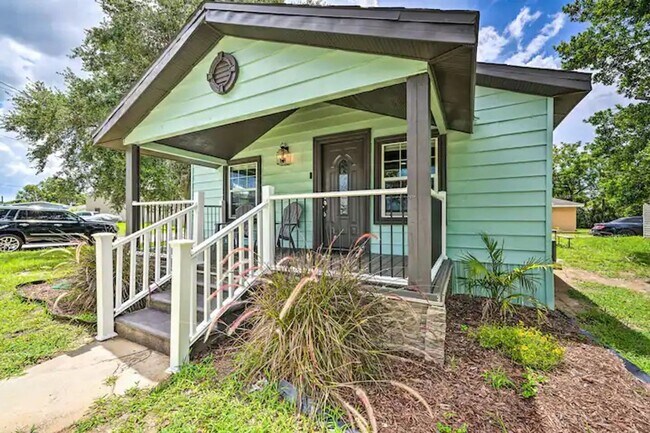 Building Photo - Home in Lake Wales now available!