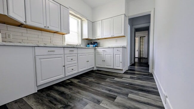 Foto del edificio - Updated 3-Bedroom | 1.5-Bath | Central AC | In-Unit Laundry – $1,800/month