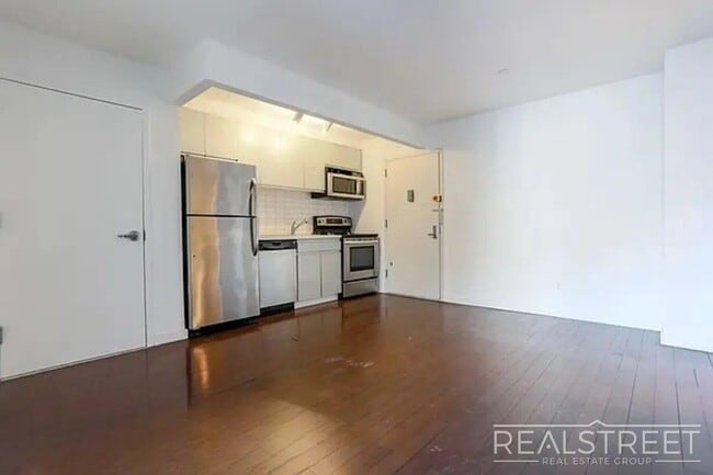 Foto del edificio - Flexible 1BR + Office or 2BR in Bushwick | Laundry & Two Rooftop Decks