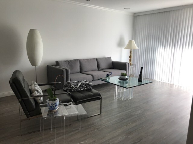 Living Room. There's a balcony, not shown - 906 N Doheny Dr