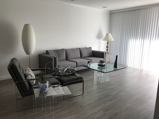 Living Room. There's a balcony, not shown - 906 N Doheny Dr