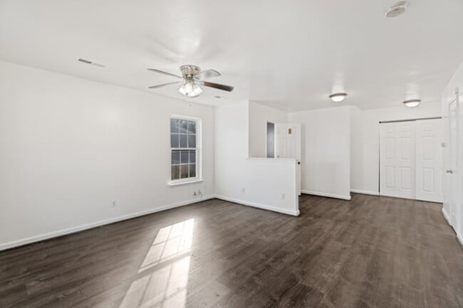 Building Photo - 4 Bed 2.5 Bath Home In Portsmouth