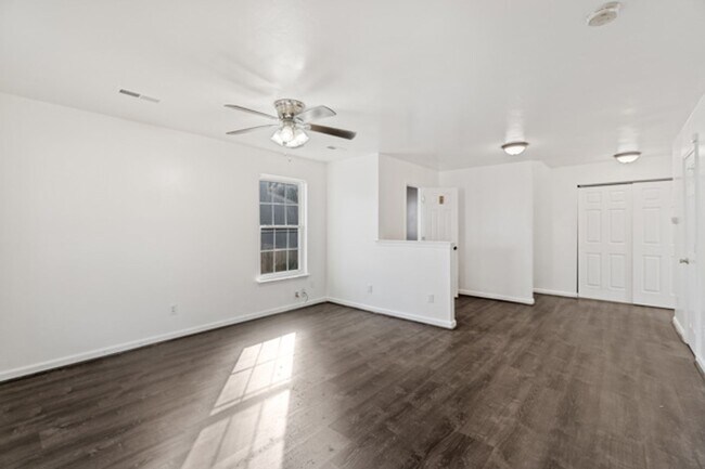 Foto del edificio - 4 Bed 2.5 Bath Home In Portsmouth