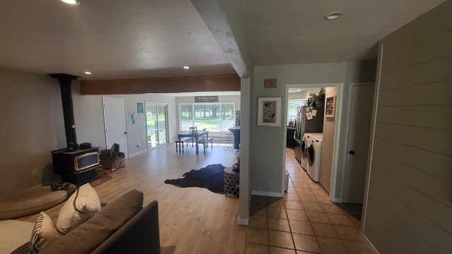 Building Photo - 4 bedroom 3 bath horse property- 6 acres i...