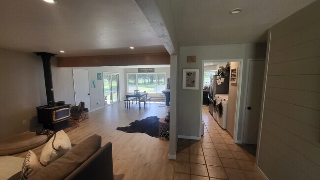 Foto del edificio - 4 bedroom 3 bath horse property- 6 acres i...