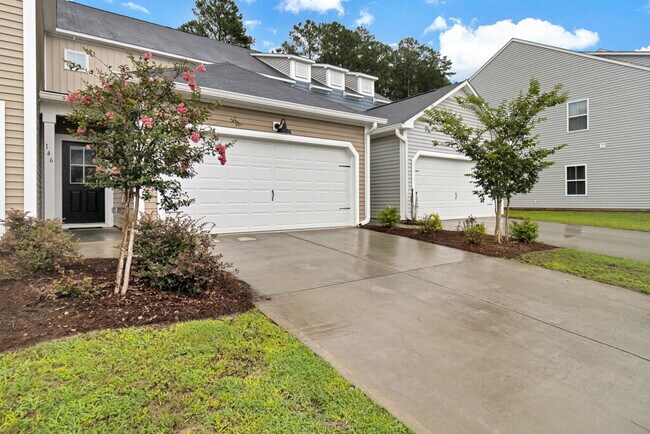 Foto del edificio - Conveniently located 3 bedroom, 2.5 bathroom townhome in The Commons subdivision