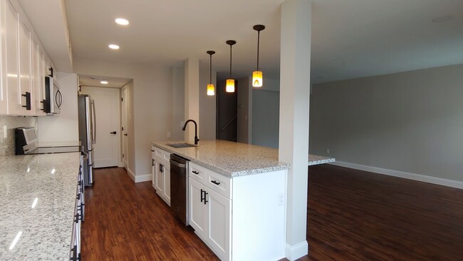 Building Photo - Breathtaking townhome in Memorial Club!