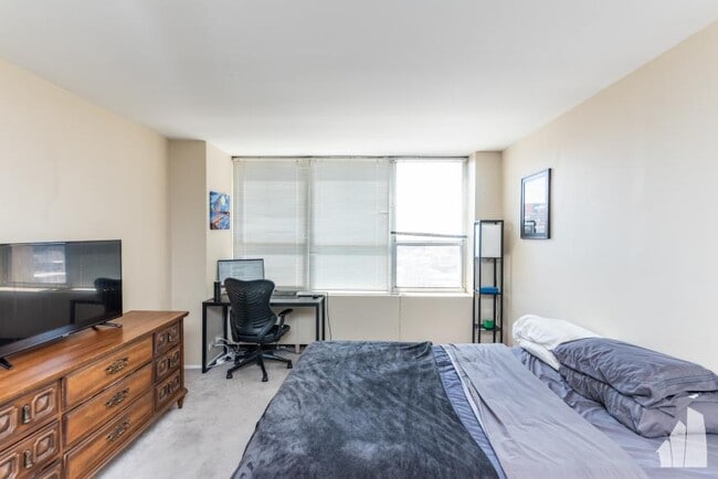Building Photo - 2 bedroom in Chicago IL 60613
