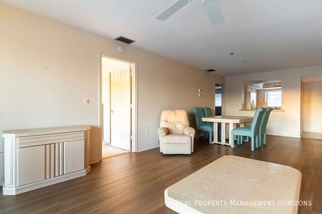 Building Photo - 4813 Independence Dr