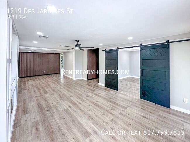 Foto del edificio - 1219 Des Jardines St