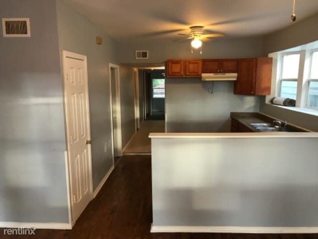 Building Photo - 8639 S Phillips Ave