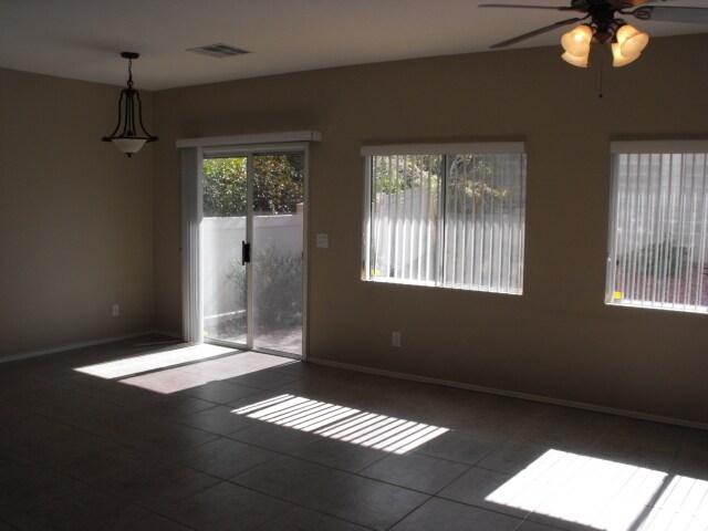 Foto del edificio - Spacious Henderson townhouse featuring   3 bedrooms PLUS 2 car garage.