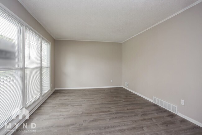 Building Photo - 1221 Manfeld Dr