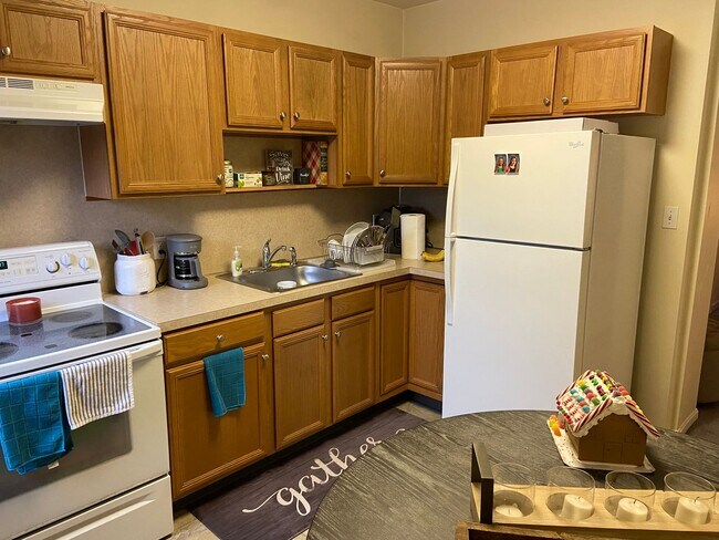 Building Photo - 1 bedroom / 1 full bathroom - $900 per mon...