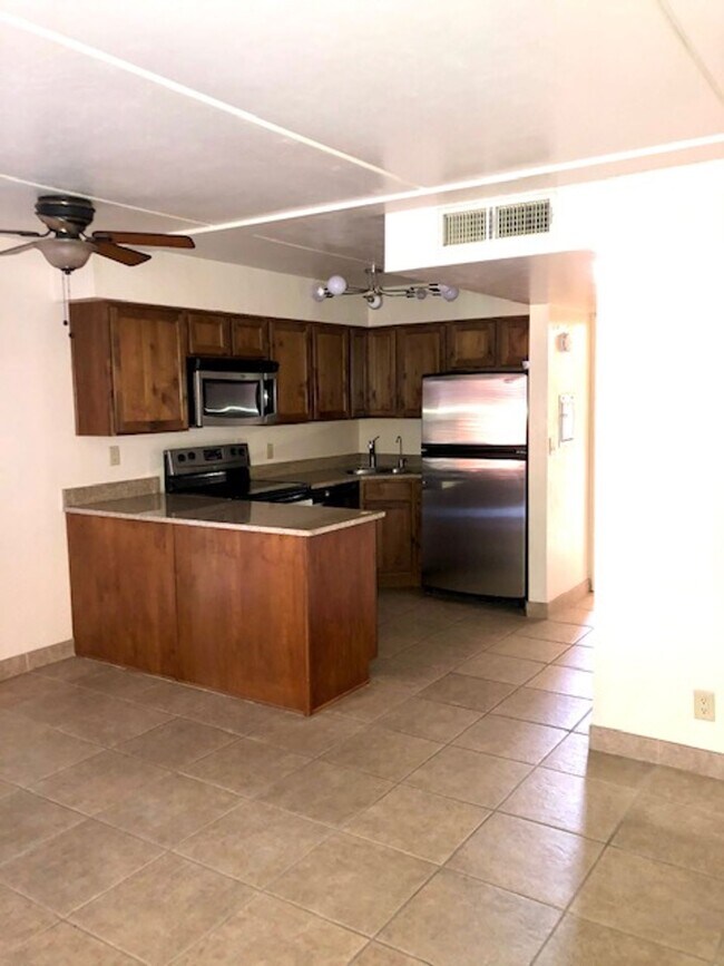 Foto del edificio - 1bd condo steps away from U of A, gated, A/C, Washer/Dryer