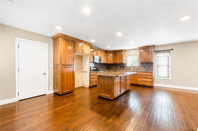Building Photo - 10372 Pua Dr