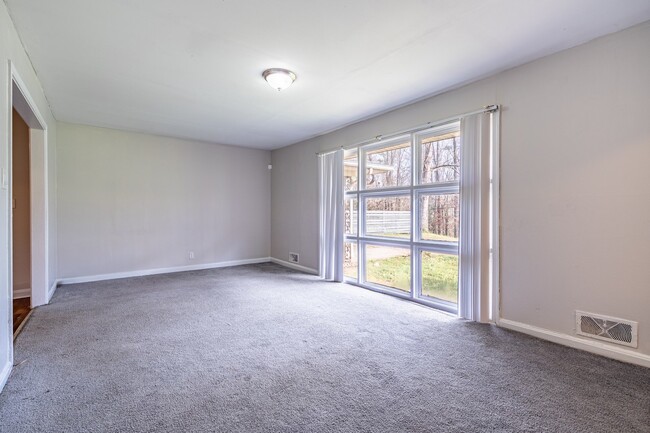 Building Photo - 3 Bedroom, 2 Bath on large half acre lot n...