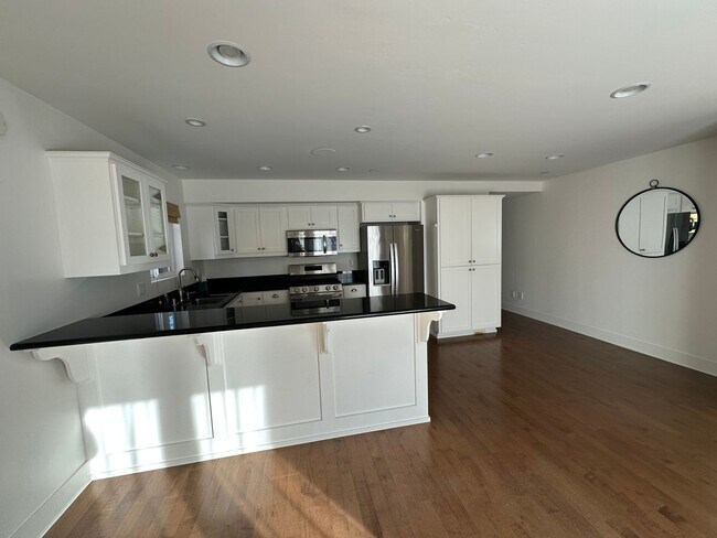 Foto del edificio - Just reduced! Walk to shops, and beach!