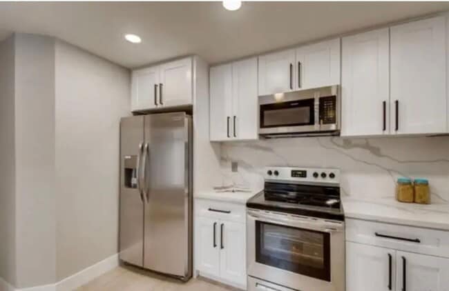 Building Photo - $3,700 - 3 Bed / 2.5 Bath Upgraded Townhome in The Knolls Community