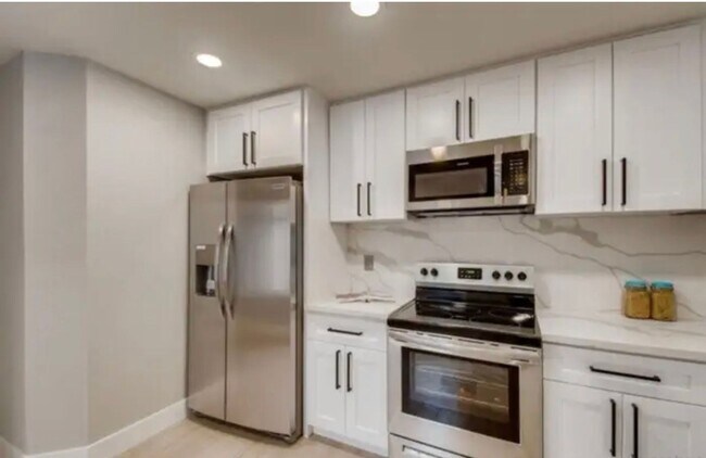 Foto del edificio - $3,700 - 3 Bed / 2.5 Bath Upgraded Townhome in The Knolls Community