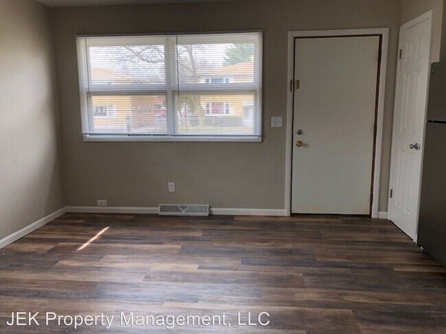 Building Photo - 1105 W Badger Rd