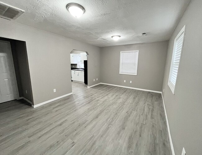 Building Photo - Leasing