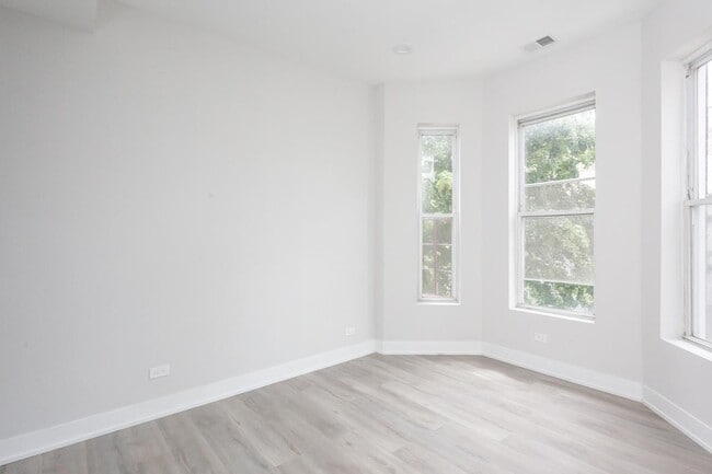 Building Photo - 2 bedroom in Chicago IL 60608