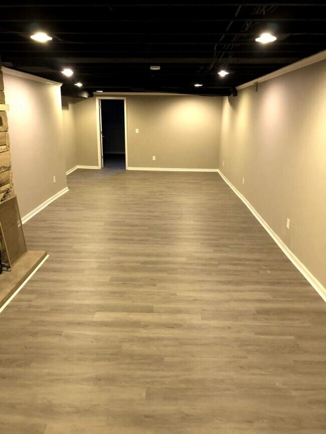 Building Photo - 5 bedroom in Louisville KY 40220