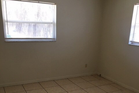 Building Photo - 3200 Pinellas Point Dr S