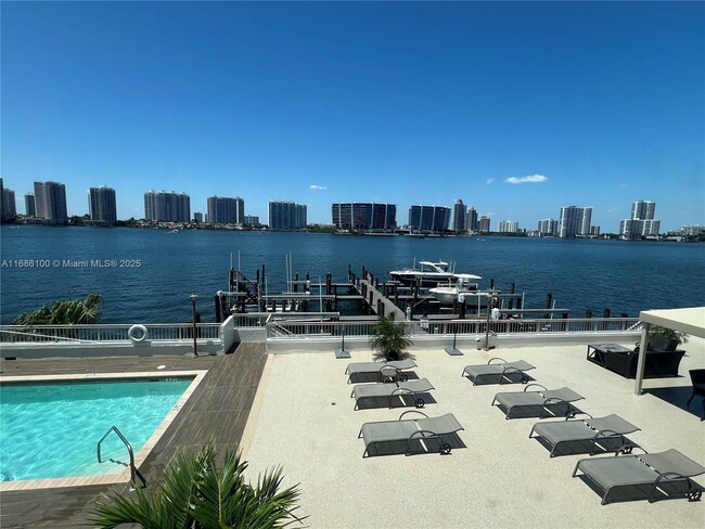 Foto del edificio - 18000 N Bay Rd