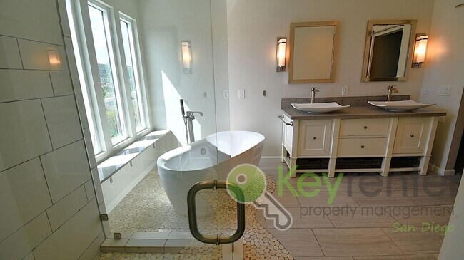 Foto del edificio - Monarch at Carmel Valley| Direct access (~ 5-6 minutes) to SR-56 and I-5| San Diego's most sought...