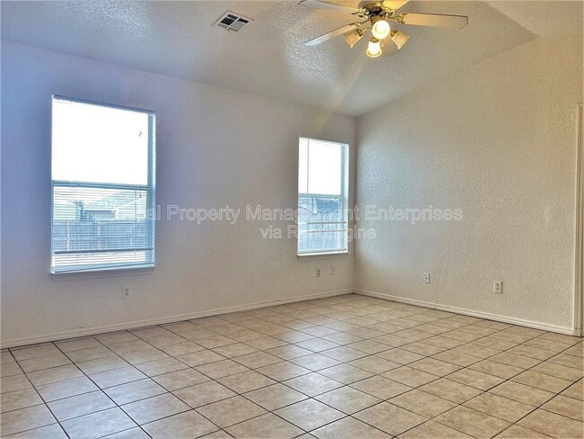 Building Photo - 916 Hyacinth Hollow Dr