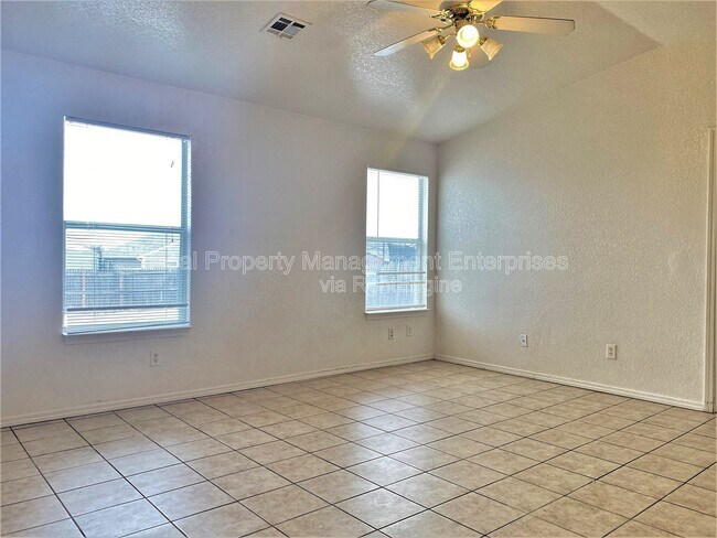 Foto del edificio - 916 Hyacinth Hollow Dr