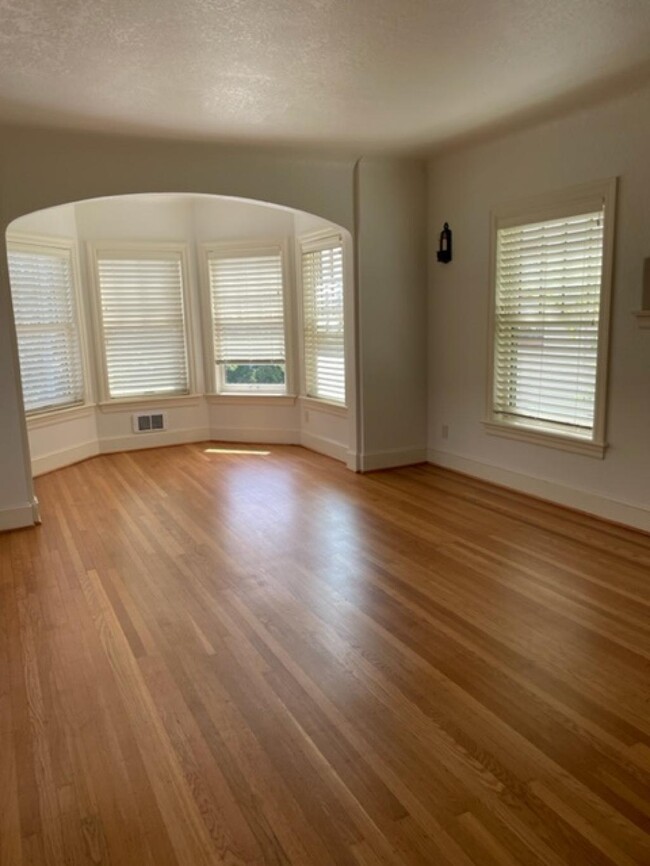 Building Photo - Donphilita - 2 bedrooms