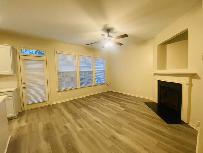 Building Photo - 3330 Castleberry Village Cir