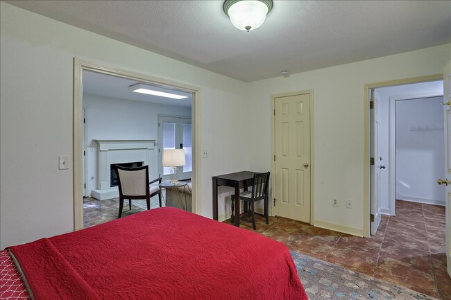 Building Photo - 1332 Roxbury Ct